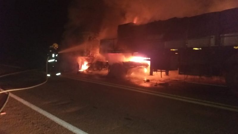 Caminhão pega fogo na BR 153 próximo a Figueirópolis