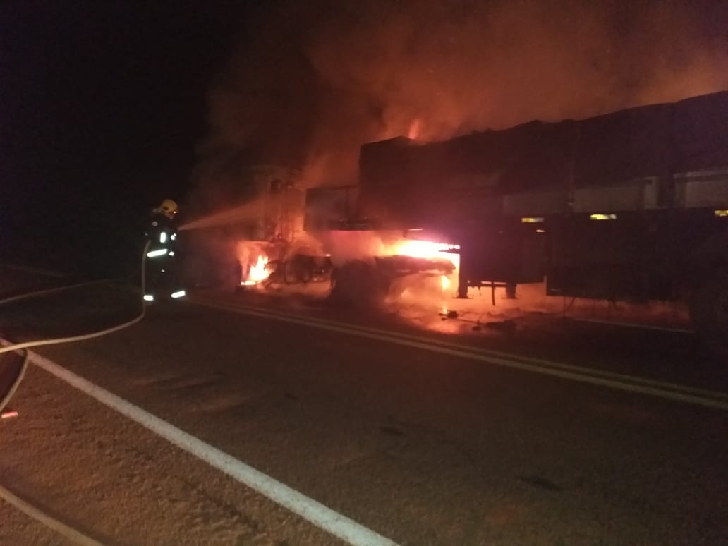 Caminhão pega fogo na BR 153 próximo a Figueirópolis