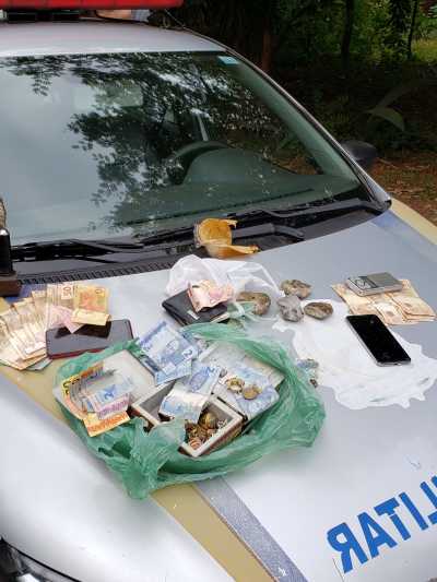 Polícia segue carro suspeito e recupera vários itens de furto, em Araguaína
