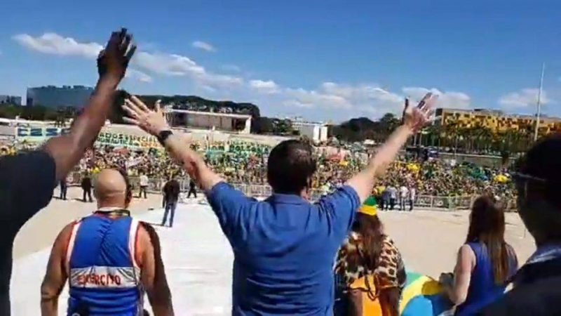 Caos bolsonarista coloca o Brasil no fim da fila das vacinas contra o coronavírus