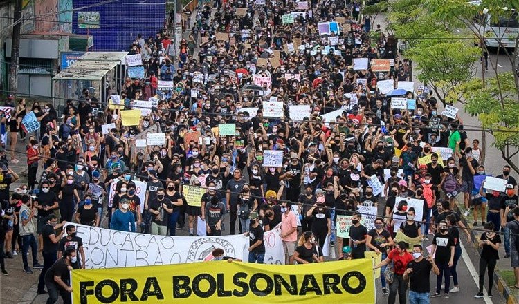 Manifestações levam às ruas disputa pela ‘saída’ para o Brasil