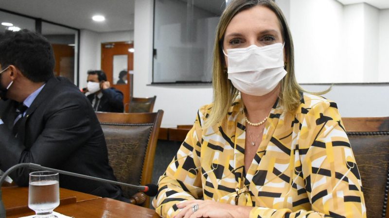 Claudia Lelis defende liberdade religiosa, condena ataques racistas e diz: “O parlamento não pode se calar”