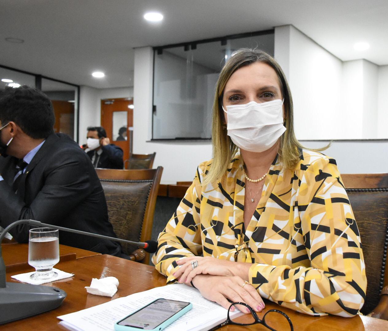 Claudia Lelis defende liberdade religiosa, condena ataques racistas e diz: “O parlamento não pode se calar”