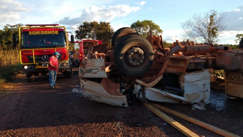 Carreta carregada de madeira capota com casal e bebê de 3 meses