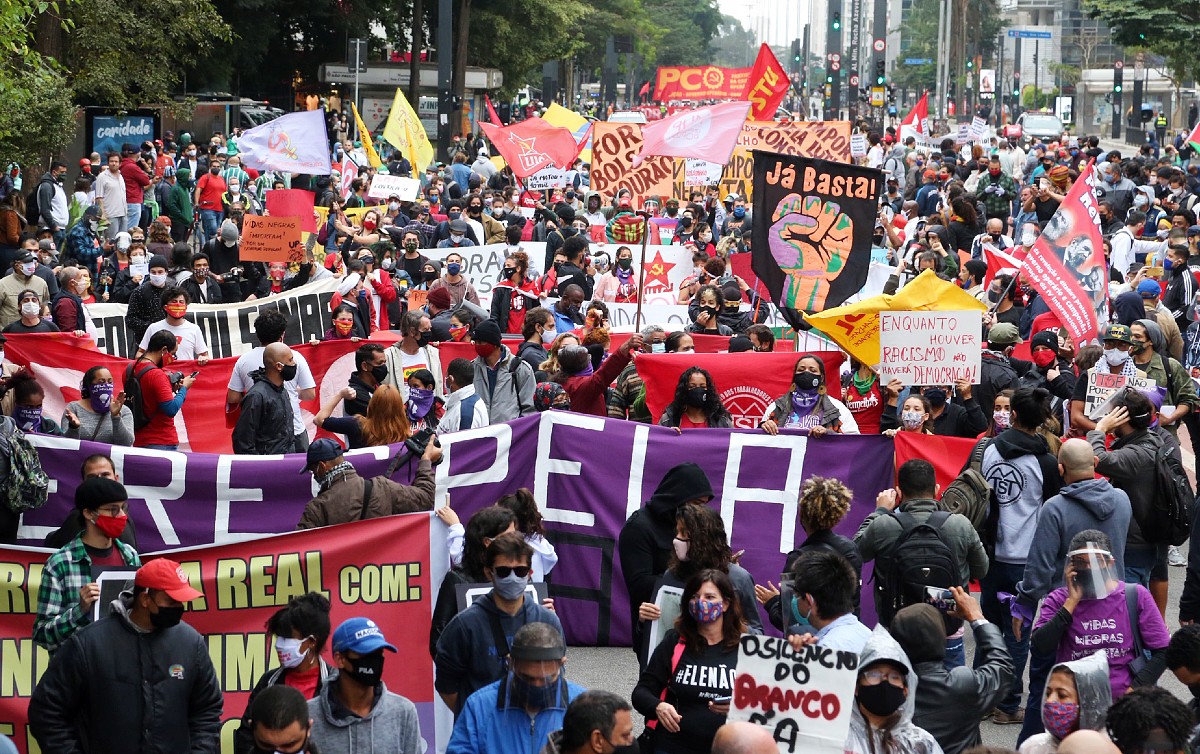Torcidas e movimentos vão às ruas de São Paulo contra o racismo e o fascismo de Bolsonaro