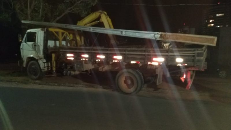 Homens são presos furtando postes de concreto no setor Serra Dourada em Araguaína