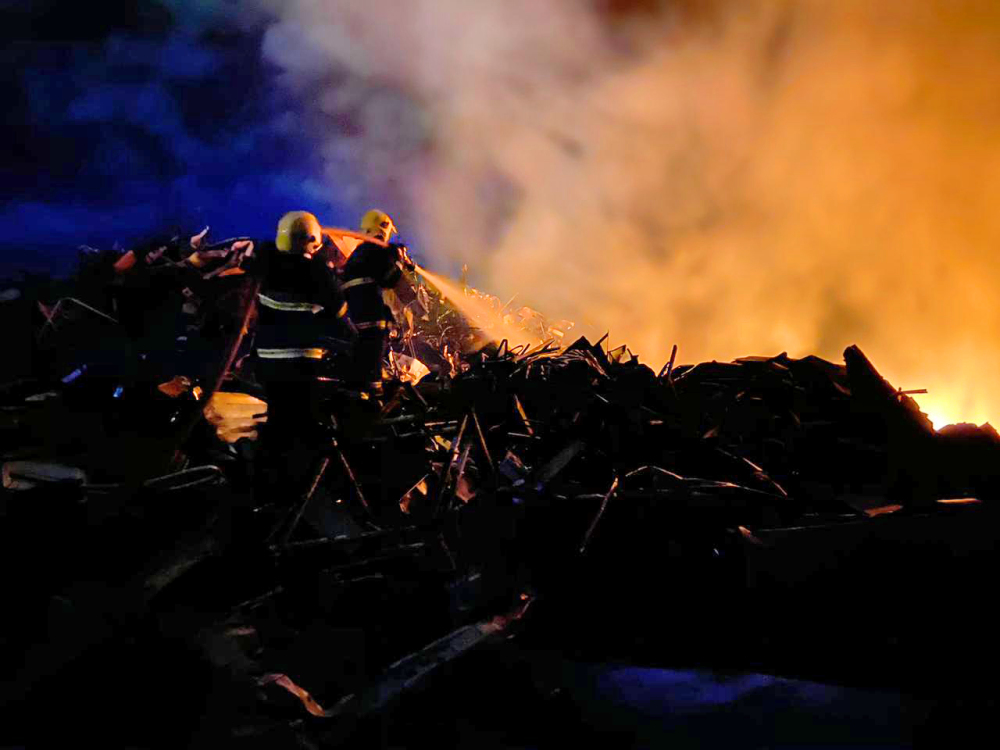 Incêndio em vegetação se alastra e atinge Ferro Velho em Taquaralto