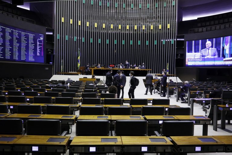Câmara aprova em primeiro turno PEC que adia eleições