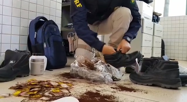 96 papelotes de cocaína escondidos em calçados são apreendidos em ônibus na BR-153 próximo a Guaraí