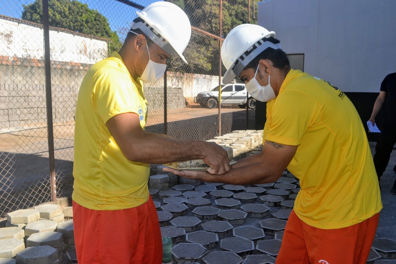 Presos concluem curso de artefatos de concreto e fecham parceria com Prefeitura de Dianópolis