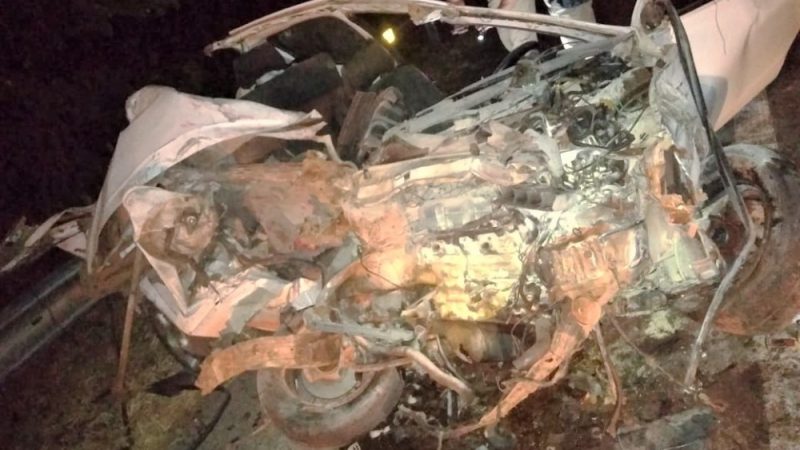 Acidente deixa carro destruído e vítima presa às ferragens