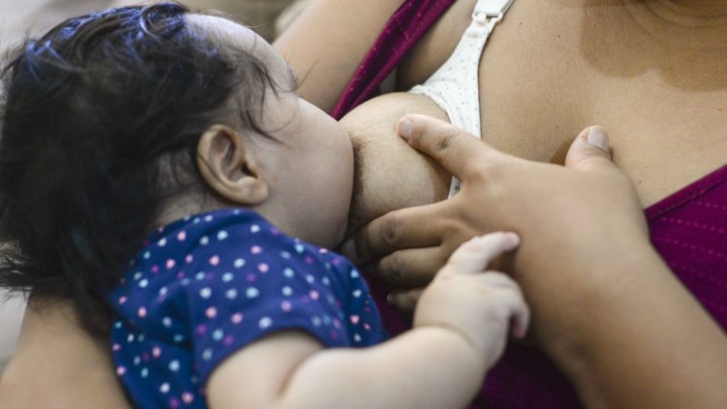 Agosto Dourado: mães com covid-19 devem amamentar seus bebês?
