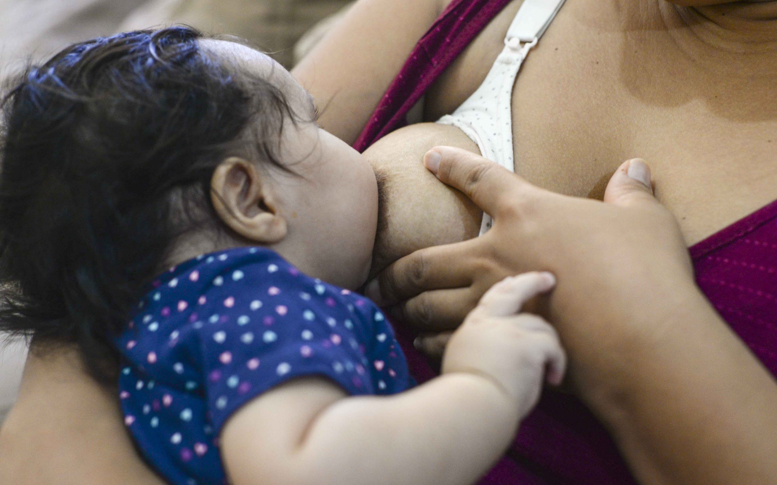 Agosto Dourado: mães com covid-19 devem amamentar seus bebês?