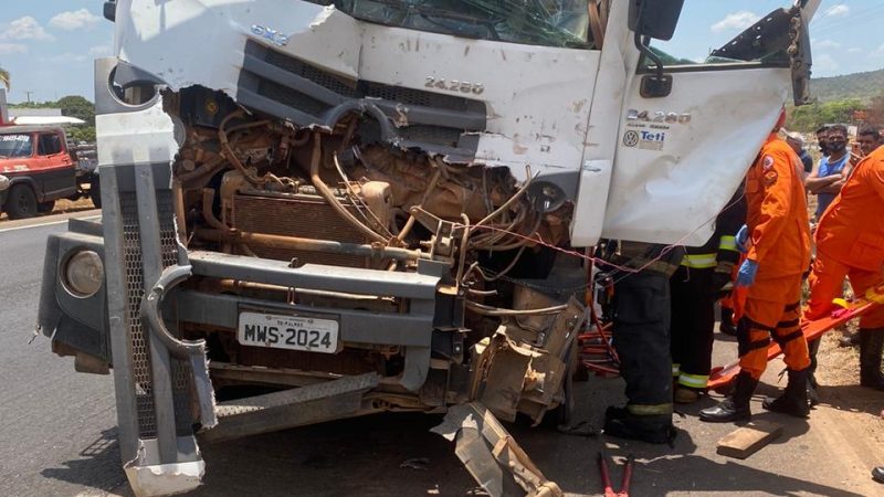 Colisão entre caminhões deixa motorista preso às ferragens na região sul de Palmas