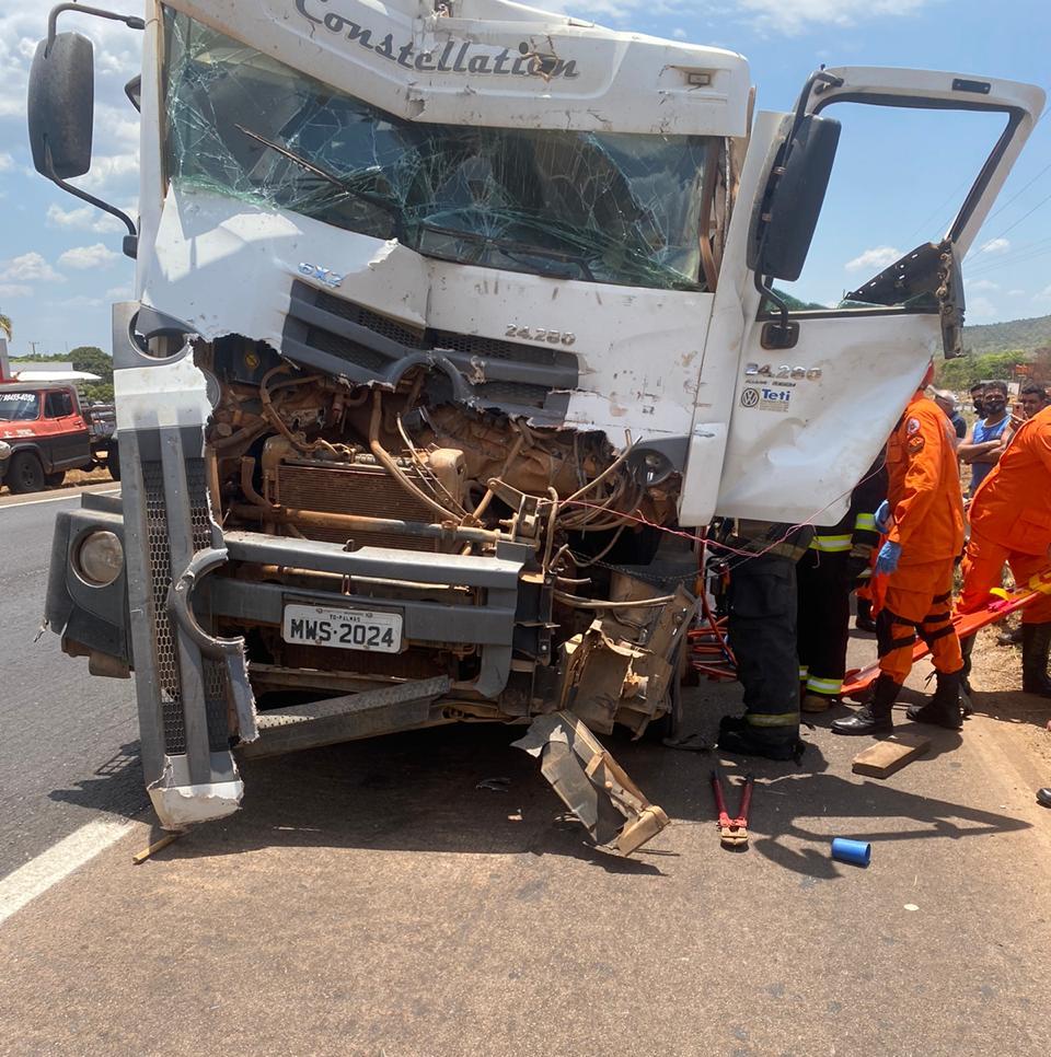 Colisão entre caminhões deixa motorista preso às ferragens na região sul de Palmas