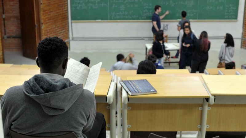 Estudantes com Fies podem suspender pagamentos até o fim da pandemia