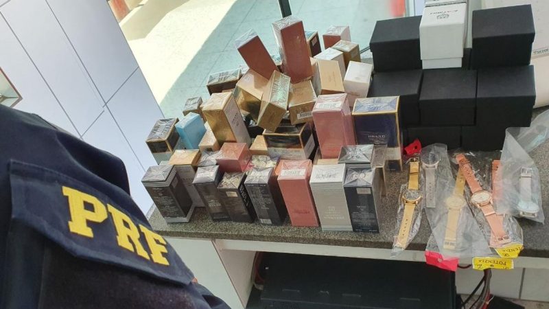 Relógios e perfumes importados ilegalmente são apreendidos na BR-153