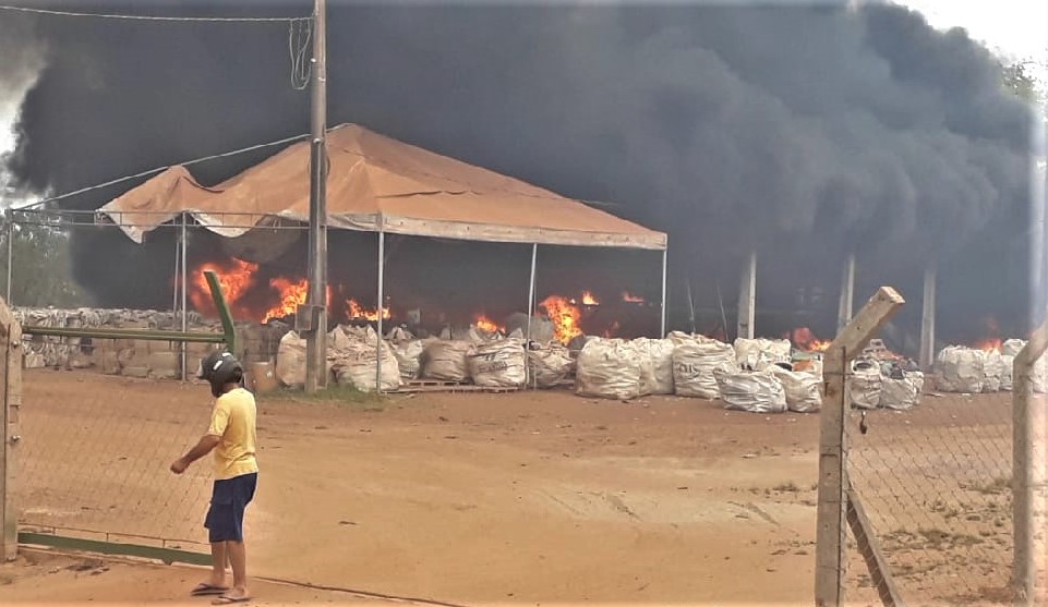 Incêndio atinge cooperativa de reciclagem e uma fazenda em Gurupi