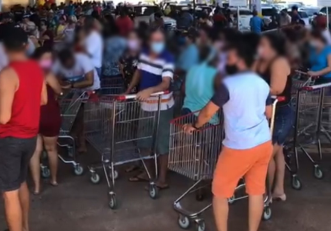 Supermercado atacadista é multado após provocar grande aglomeração e filas durante inauguração
