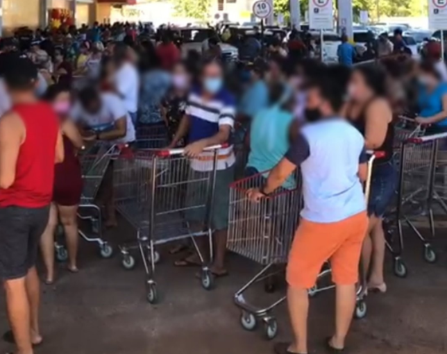 Supermercado atacadista é multado após provocar grande aglomeração e filas durante inauguração