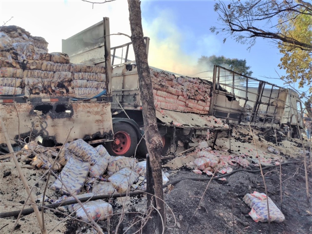 Fogo atinge carreta com carga de arroz na BR-153 entre Figueirópolis e Alvorada