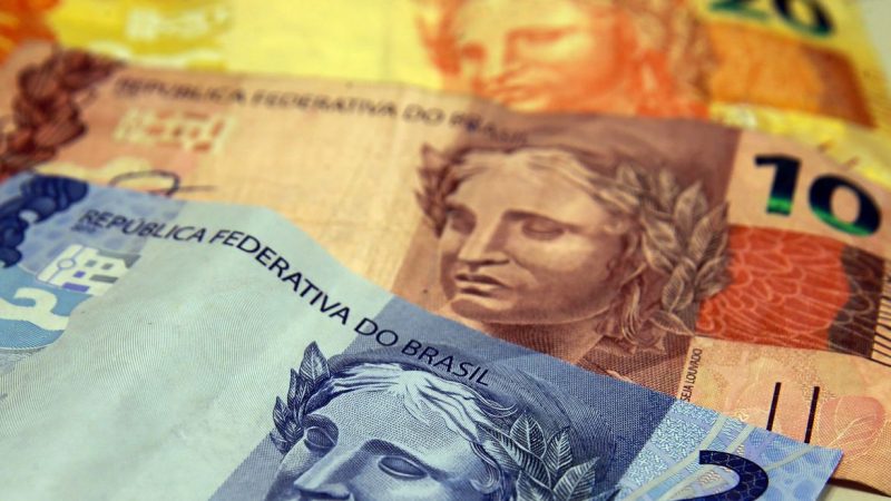 Governo reduz para R$ 1.067 proposta de salário mínimo em 2021