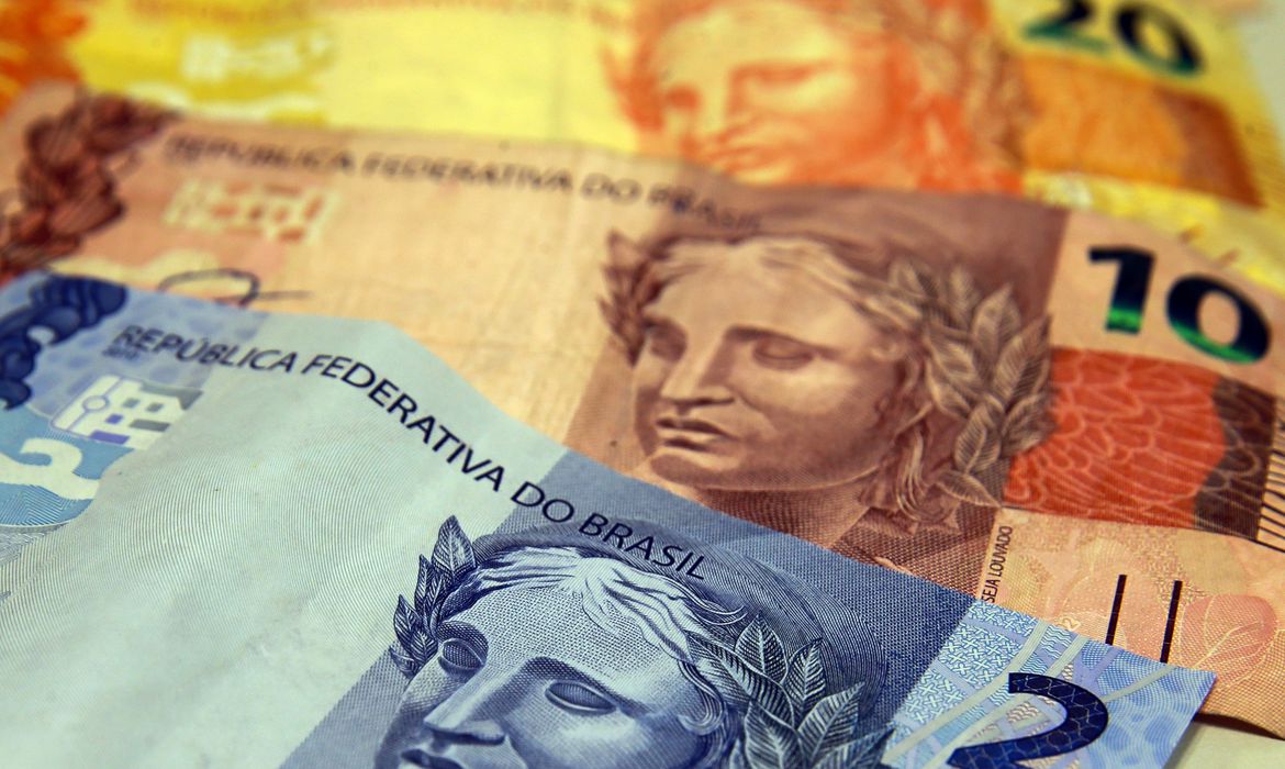 Governo reduz para R$ 1.067 proposta de salário mínimo em 2021