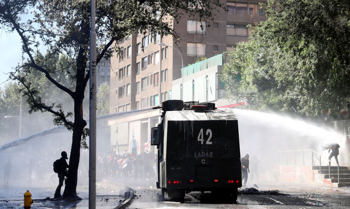 Manifestações no Chile acabam com igrejas incendiadas