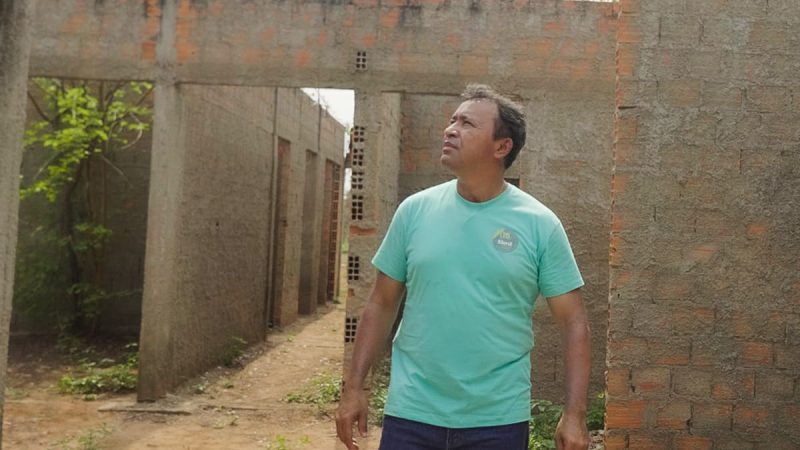Elenil visita obra abandonada e garante construção de mais 15 unidades de saúde em Araguaína