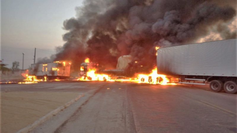 Grave colisão provoca forte incêndio entre dois caminhões próximo a Gurupi