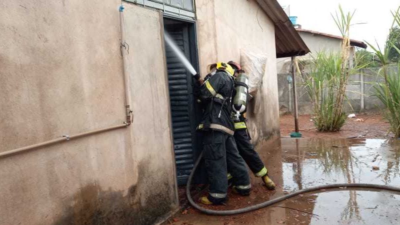 Bombeiros combatem incêndio em residência em Gurupi