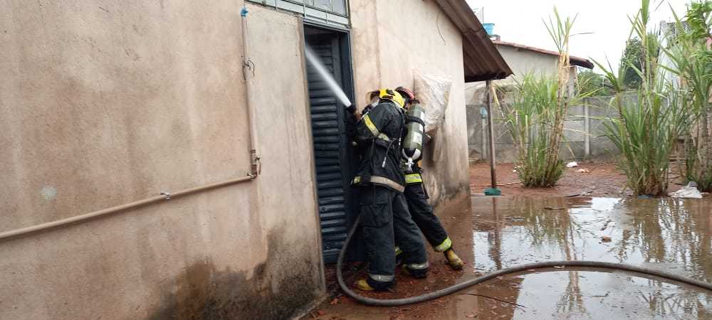 Bombeiros combatem incêndio em residência em Gurupi