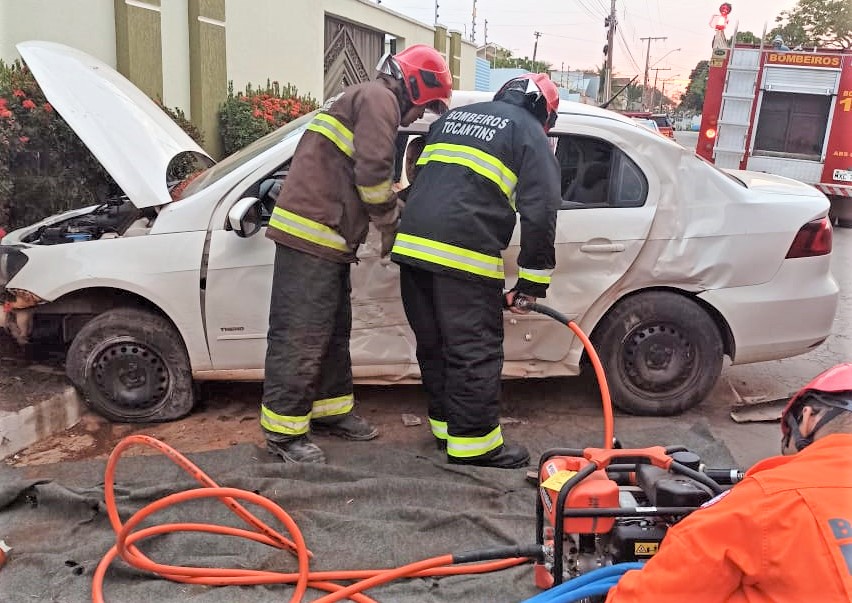 Motorista que fazia racha fica preso às ferragens após colisão em um poste