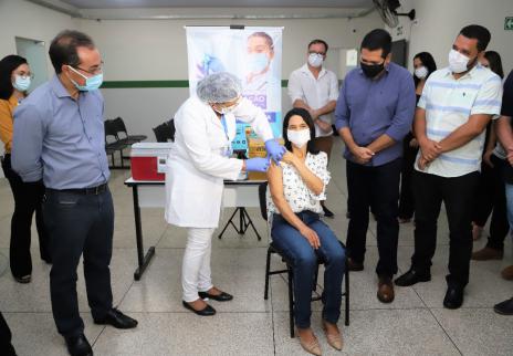 Técnica em enfermagem é a primeira a receber a dose da vacina contra Covid-19 em Araguaína