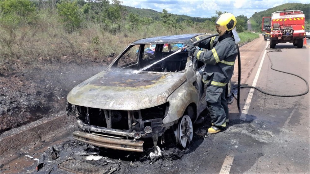 Camionete pega fogo e fica totalmente destruída na BR-153 próximo a Paraíso