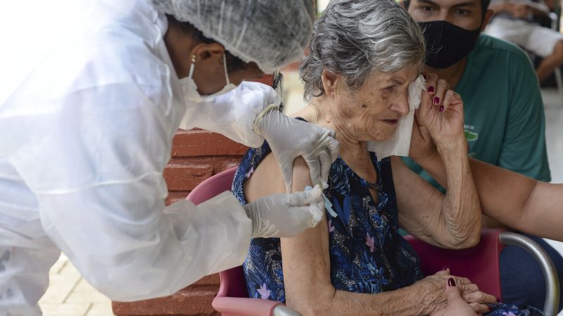 Idosos de lares de longa permanência em Palmas começam a receber vacina contra Covid-19