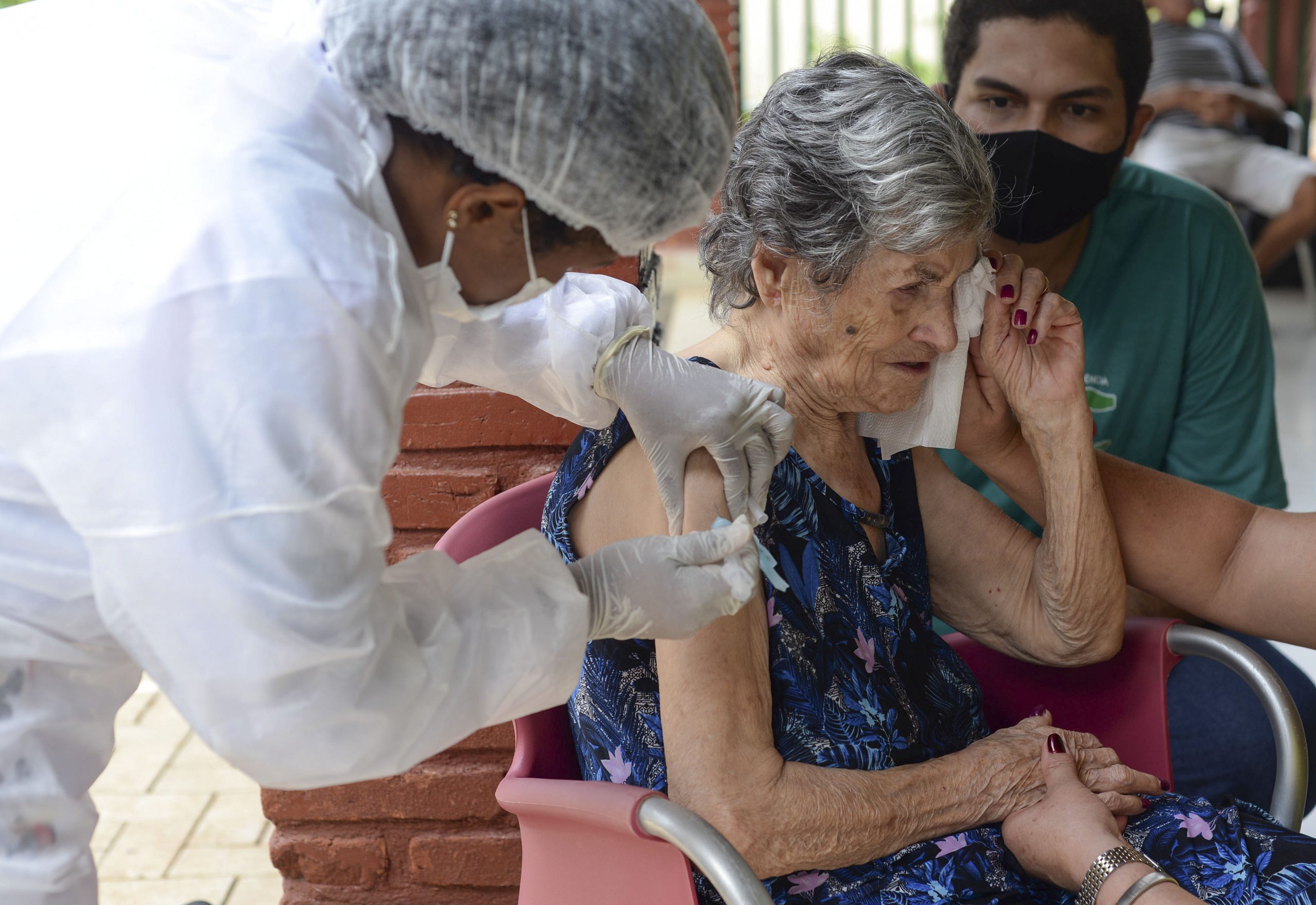 Idosos de lares de longa permanência em Palmas começam a receber vacina contra Covid-19
