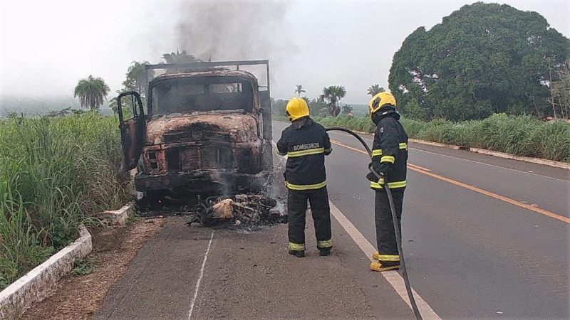 Casal morre em acidente após caminhão colidir em moto e provocar incêndio no interior do Estado