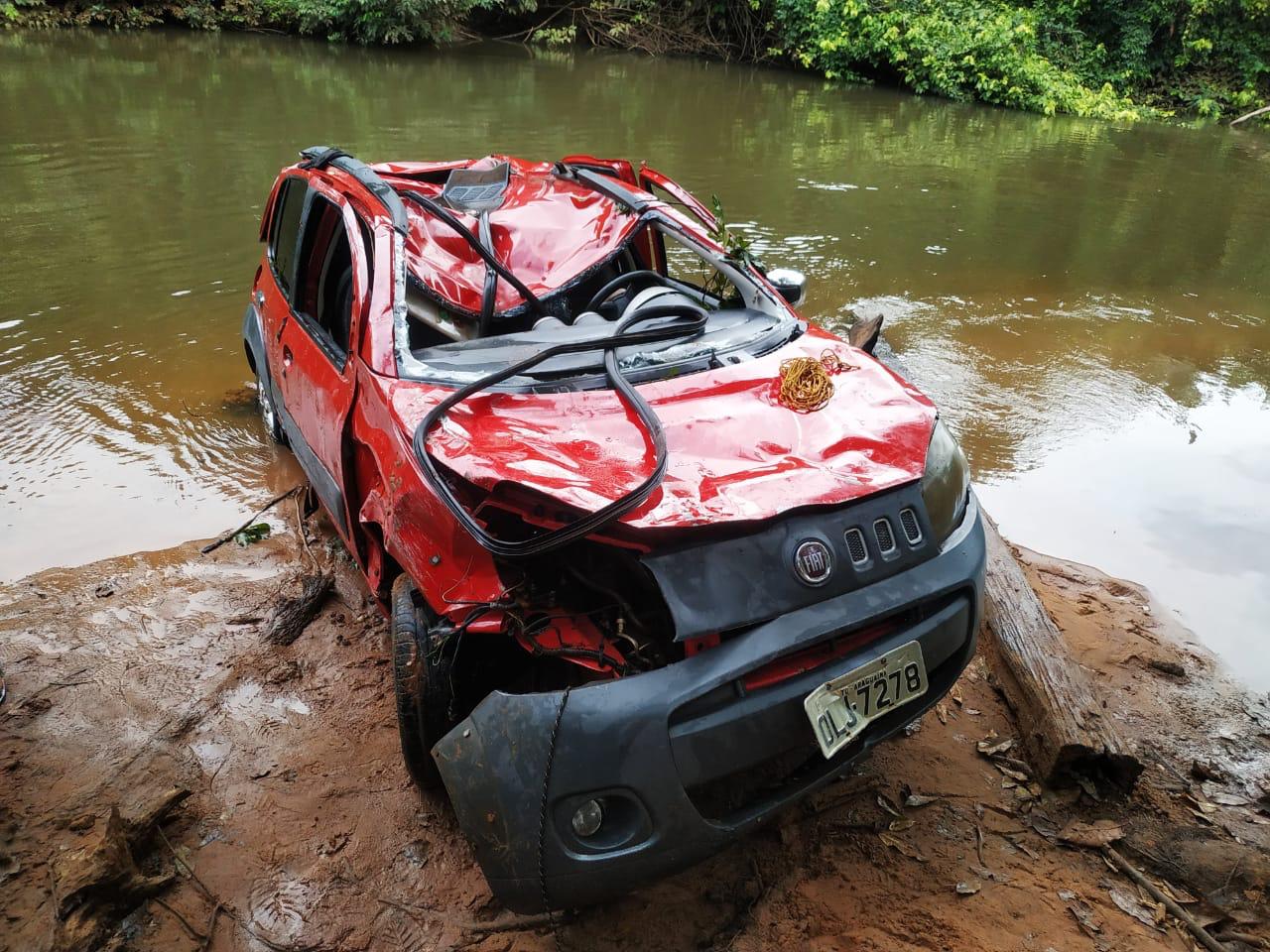 Jovens morrem ao carro capotar em rio entre Cachoeirinha a Ananás