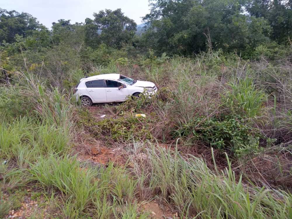 Veículo capota após motorista cochilar e vítimas são resgatadas em Araguatins