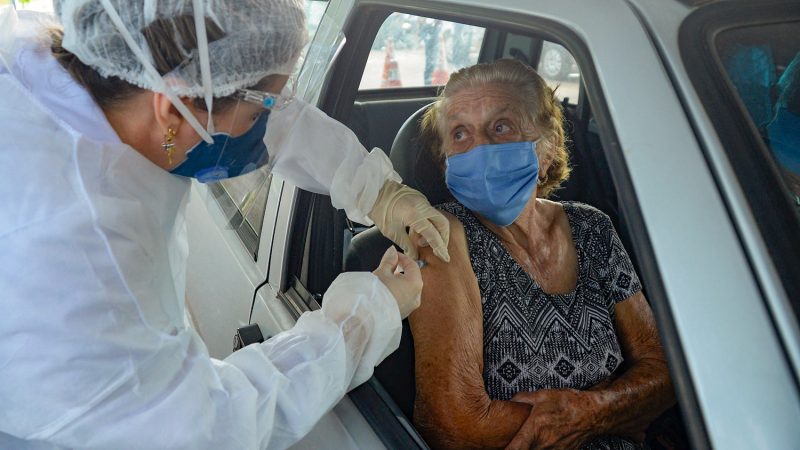 1.185 idosos com mais de 80 anos são vacinados no primeiro dia de imunização contra a Covid-19 na Capital