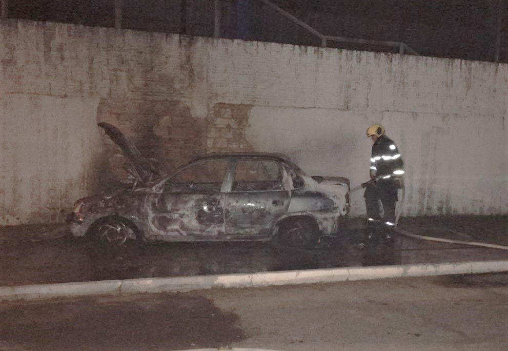 Veículo pega fogo e fica totalmente destruído em Araguatins