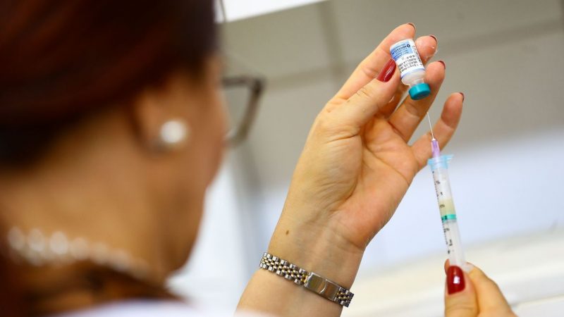 Campanha alerta população sobre vacinas contra Covid-19 falsificadas