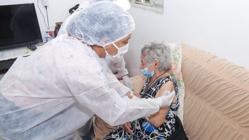 Gurupi realiza vacinação contra a Covid-19 na residência dos idosos acamados