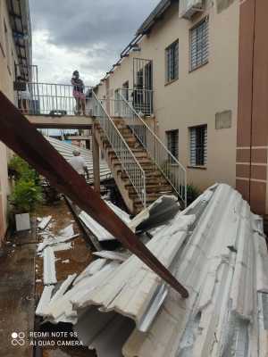 Grávida é levada para HGP após vento derrubar telhado de condomínio