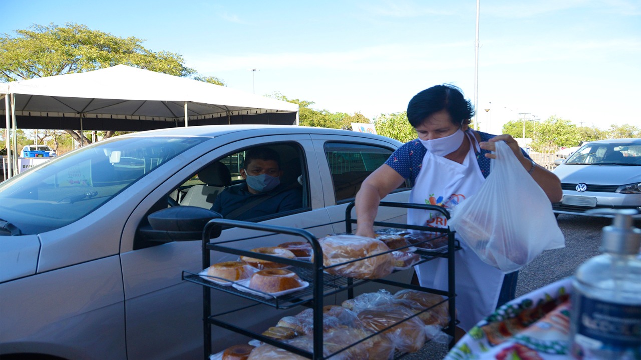 Idosos de até 67 anos podem vacinar nesta terça em drive thru em Palmas