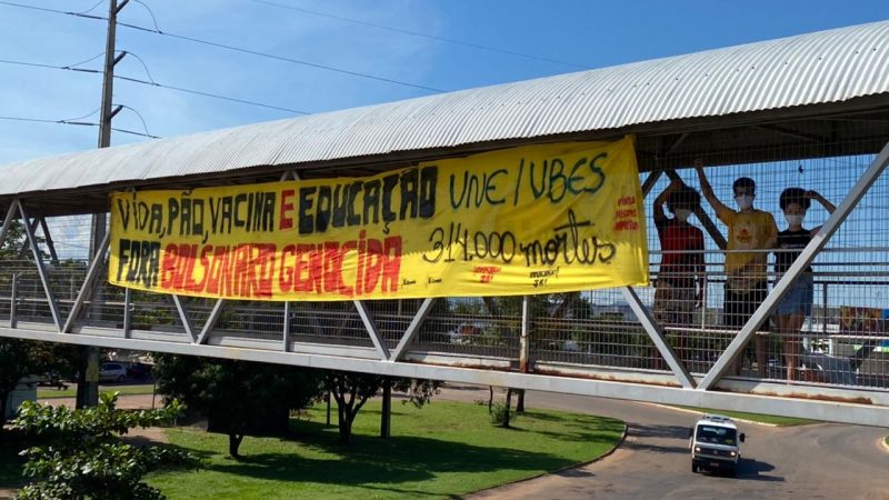 “Vida, pão, vacina e educação”; jovens fixam faixa contra ações de Bolsonaro