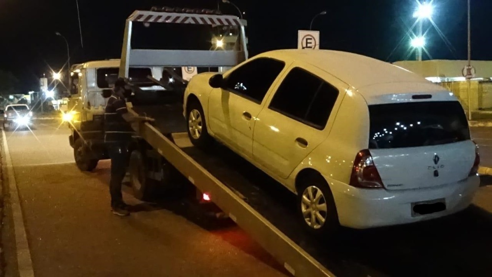 No aeroporto de Palmas, 15 suspeitos foram intimados  por transporte clandestino e 8 veículos são apreendidos