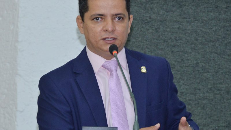 Jorge Frederico solicita impressão de carteira de identidade em Araguaína, Gurupi e Araguatins