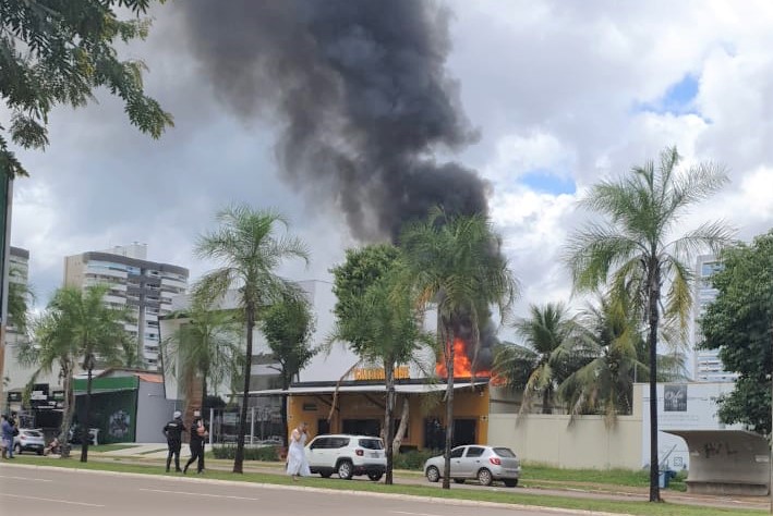 Incêndio em restaurante é controlado por bombeiros no centro de Palmas